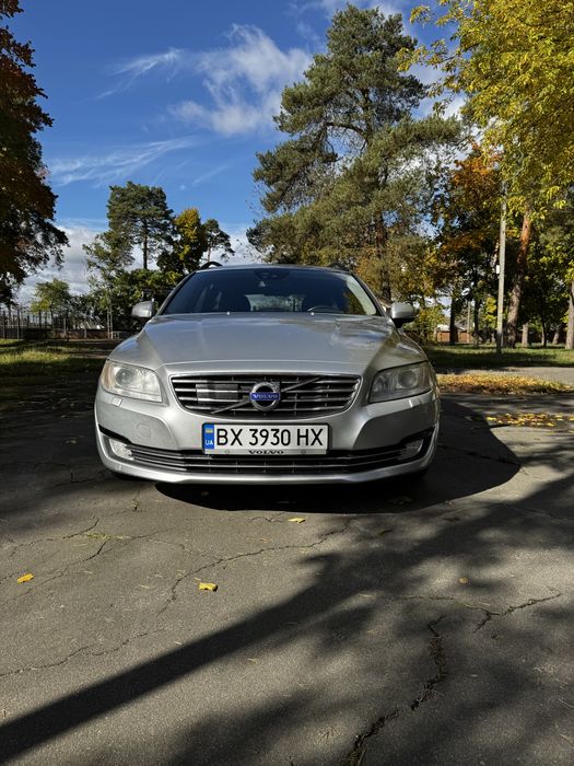 Автомобіль сірий Volvo V70