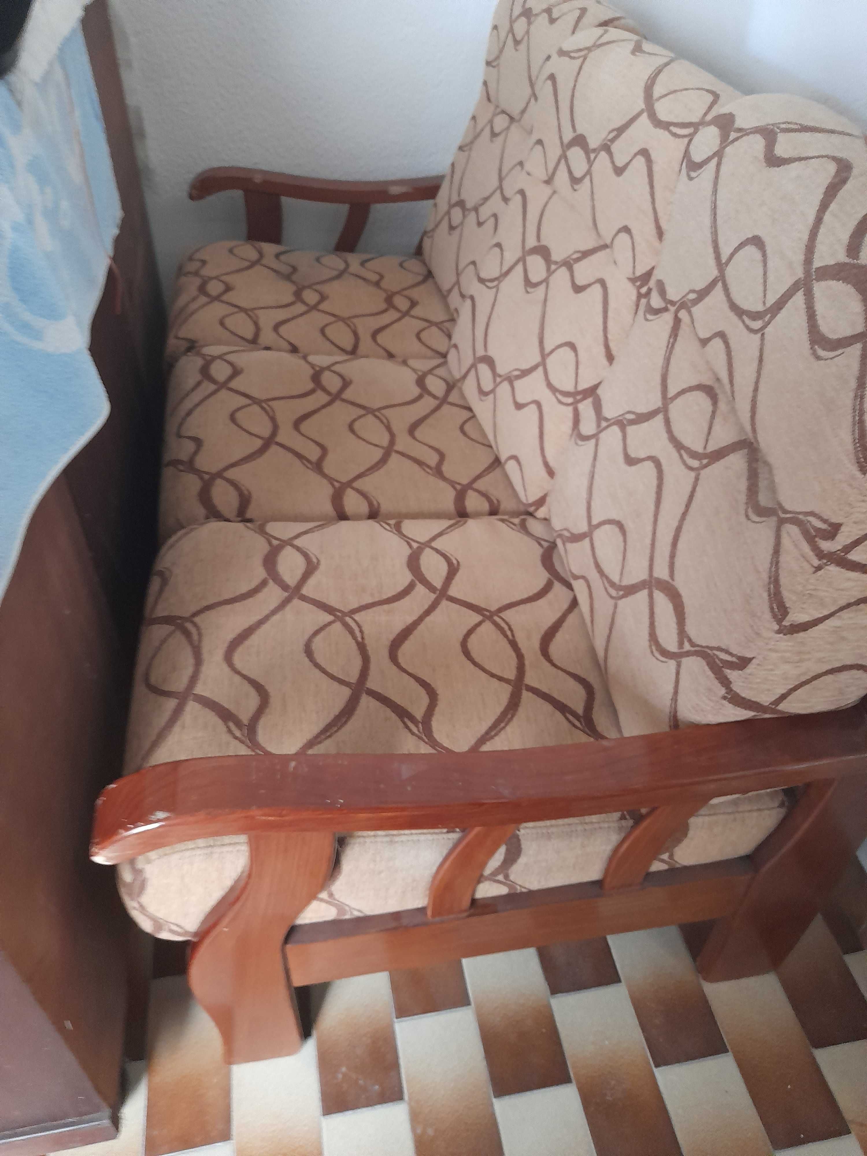 Sofa em madeira com almofadas