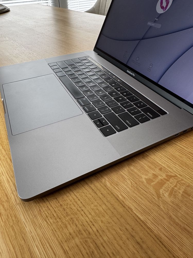 Piękny Macbook Pro 15 cali i7 16GB 1TB SSD Radeon Pro