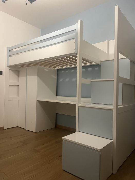 Łóżko piętrowe z biurkiem i schodami