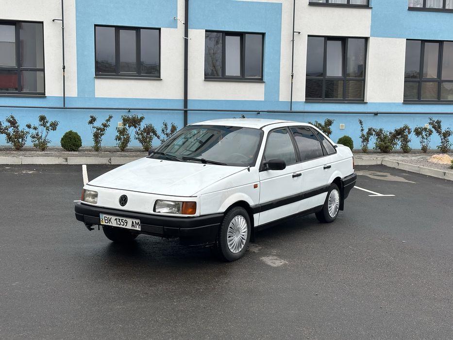 Volkswagen Passat B3 1990 року 1.6 бензин на впевненому ходу