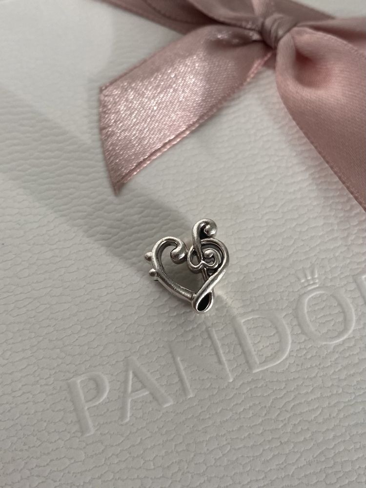 Oryginalny charms Pandora serce klucz muzyczny