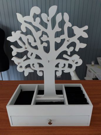 Białe drzewko na biżuterię z szufladka