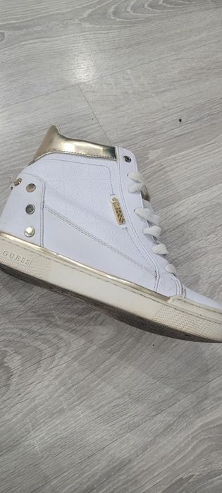 Butki na koturnie Guess 38