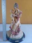 Estatueta antiga em porcelana