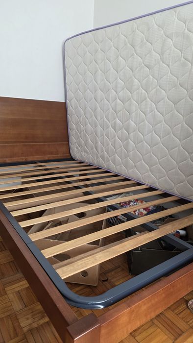 Cama/ estrado/ colchão madeira