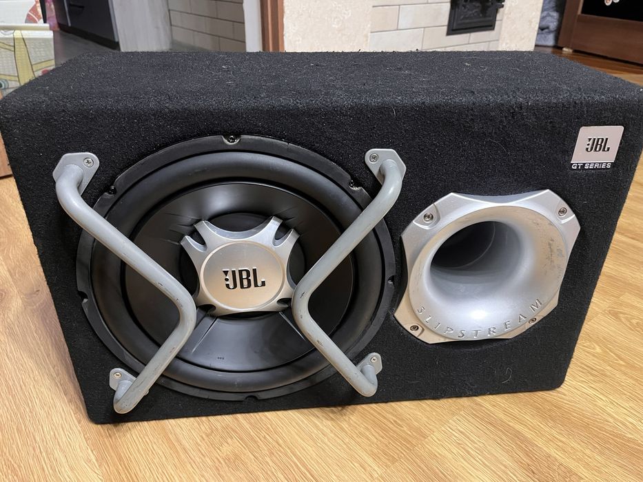 Активний саб JBL