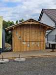 Domek drewniany przygotowany do sprzedaży kurczaka z grilla gazowego