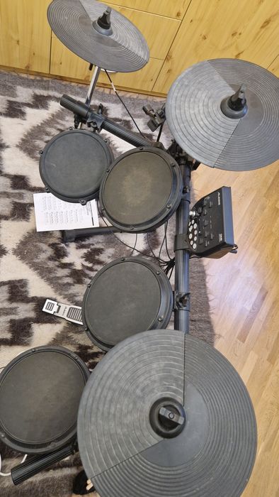 Барабанна установка Alesis dm6 drum module 
Розкажи про цю барабанну у