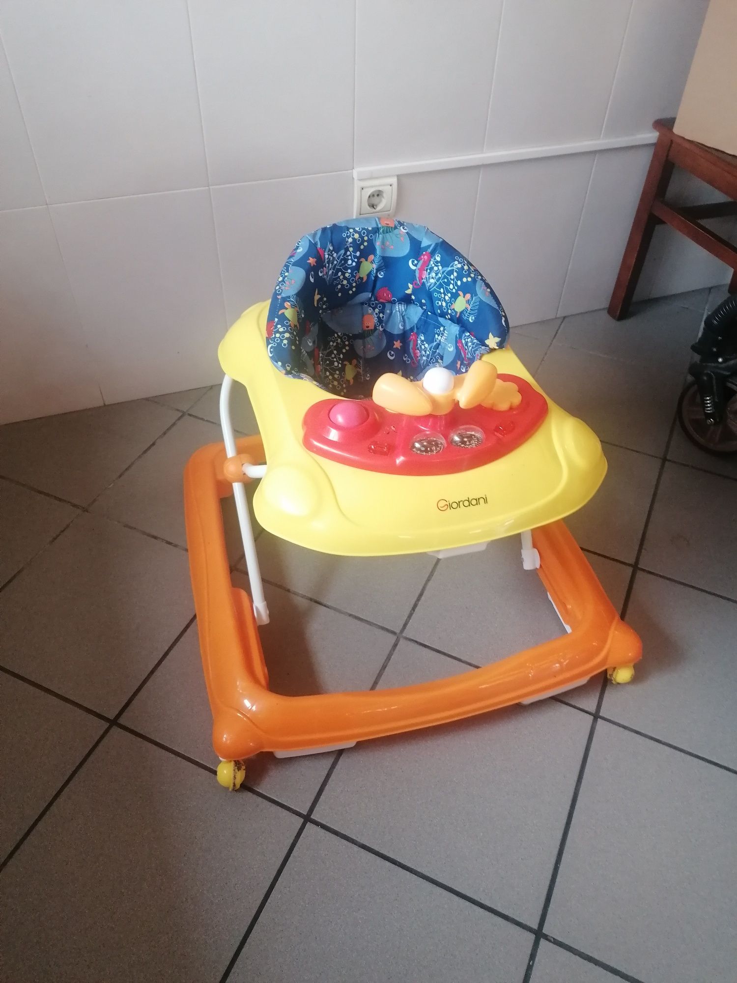 Andarilho de Bebé com Musica como Novo 35€
