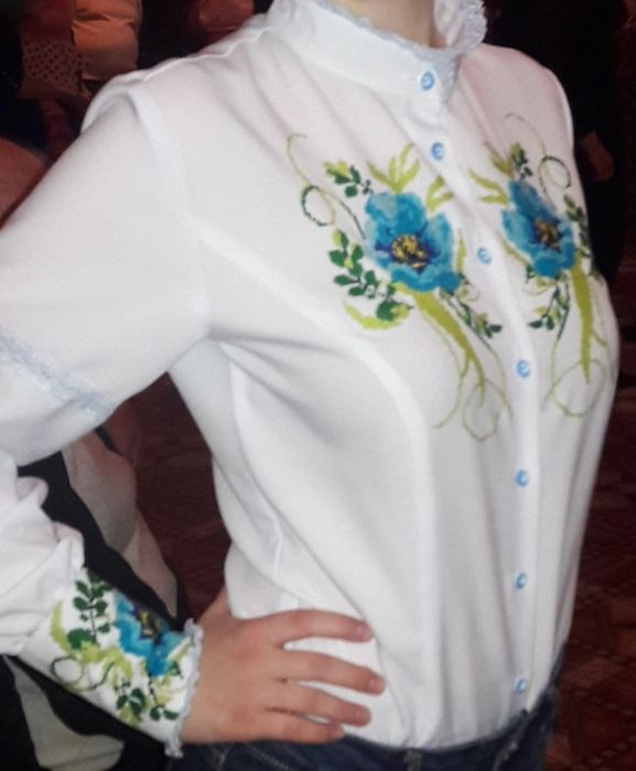 Вишиванка (жіноча блузка вишита нитками)