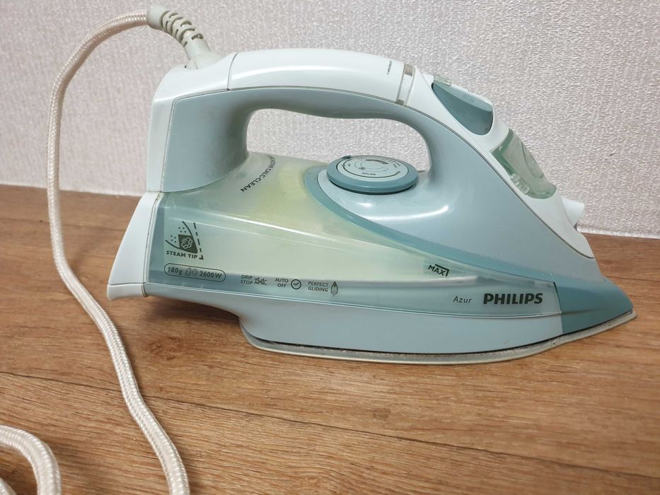 Philips Azur 2600W — якісна праска з паровим ударом 180г