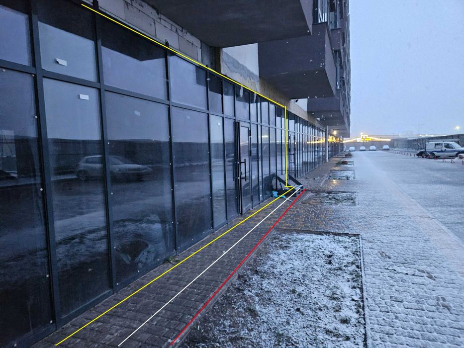 Помещение в новом микрорайоне. Два входа. Высокие потолки