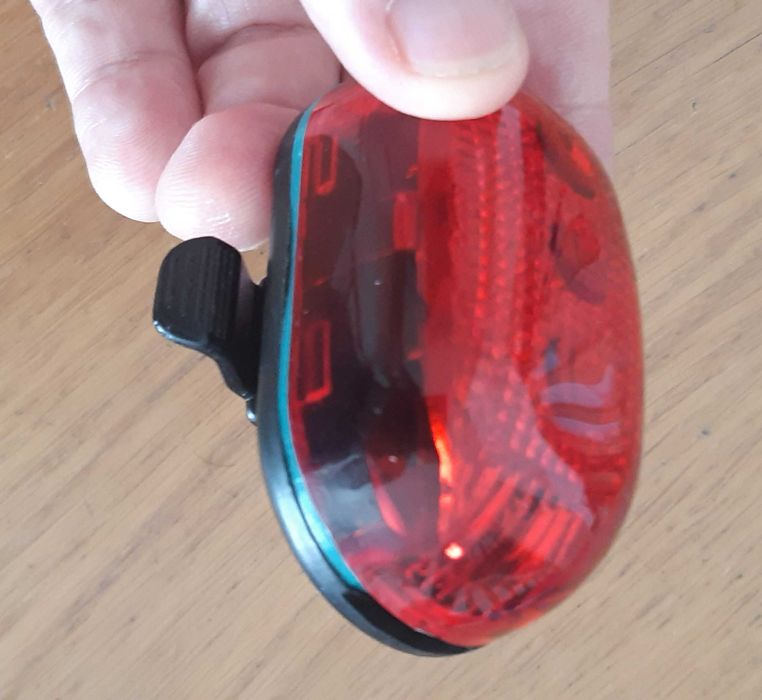 Luz Traseira para Bicicleta - Vermelha e Funcional a Pilhas