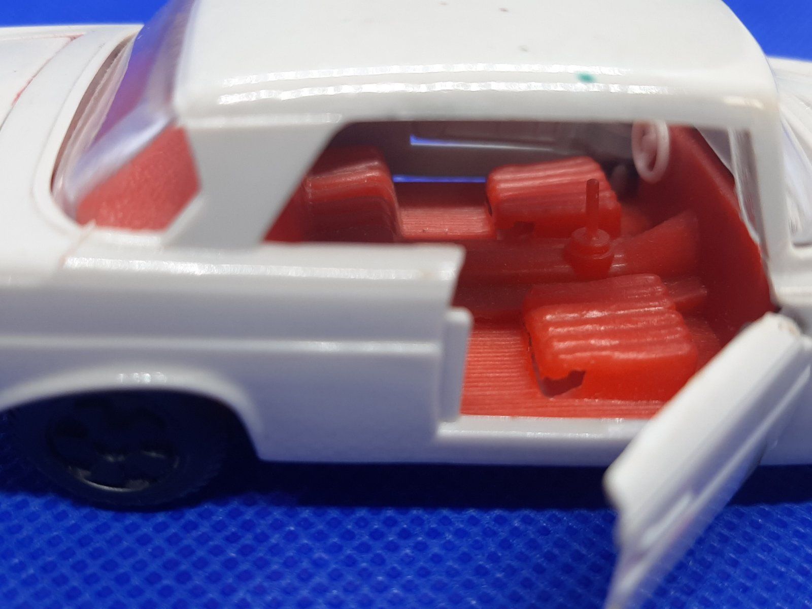 Модель авто 1:43 мерседес