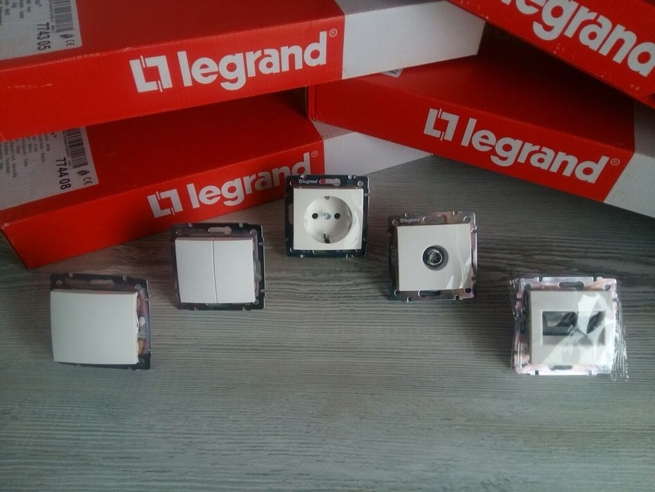 Рамки розетки, вимикачі. Legrand valena.