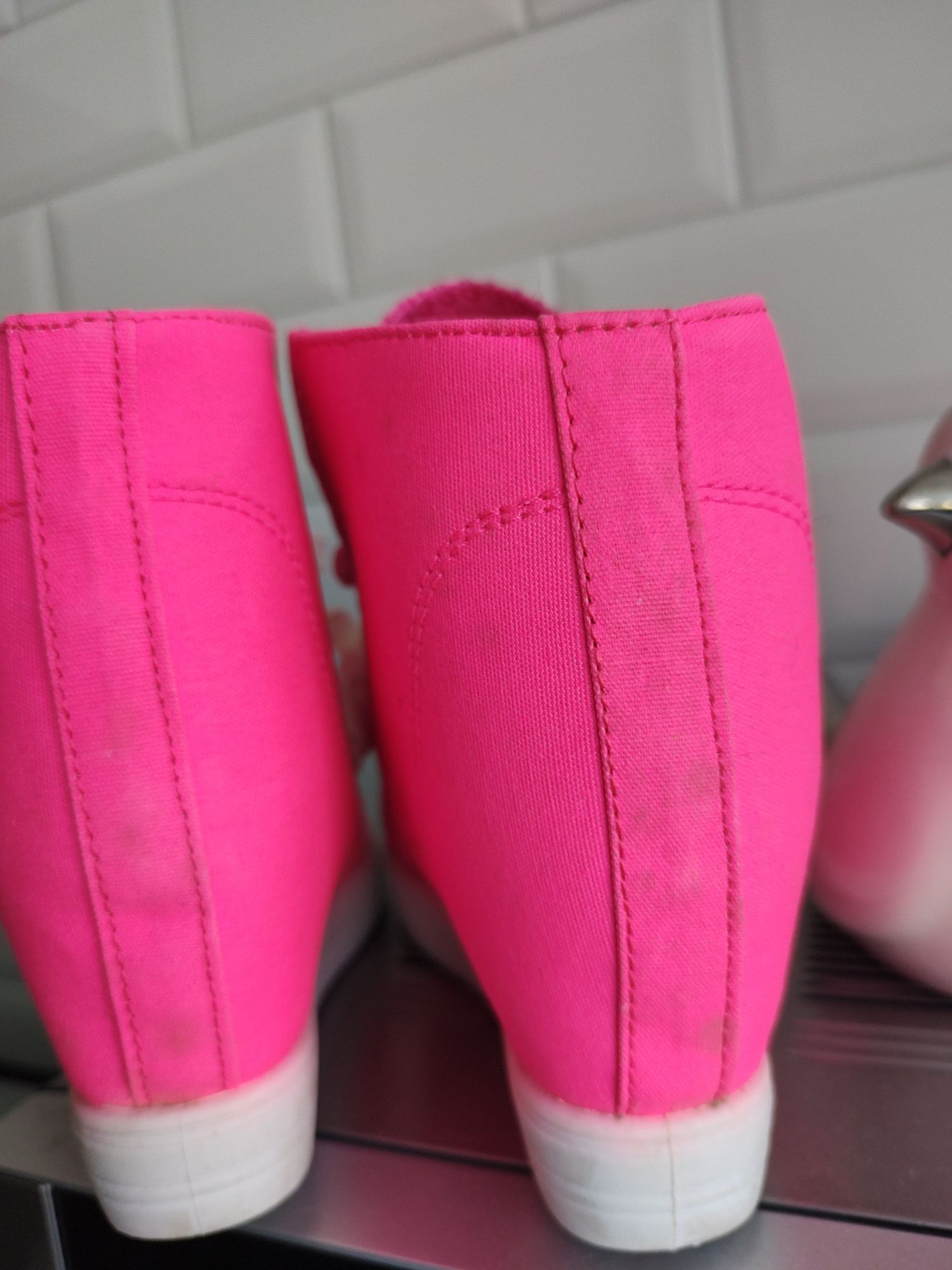 Neonowe różowe botki sneakersy