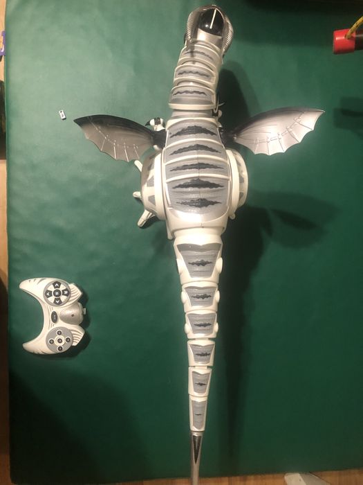 Дракон інтерактивний, на пульті управління