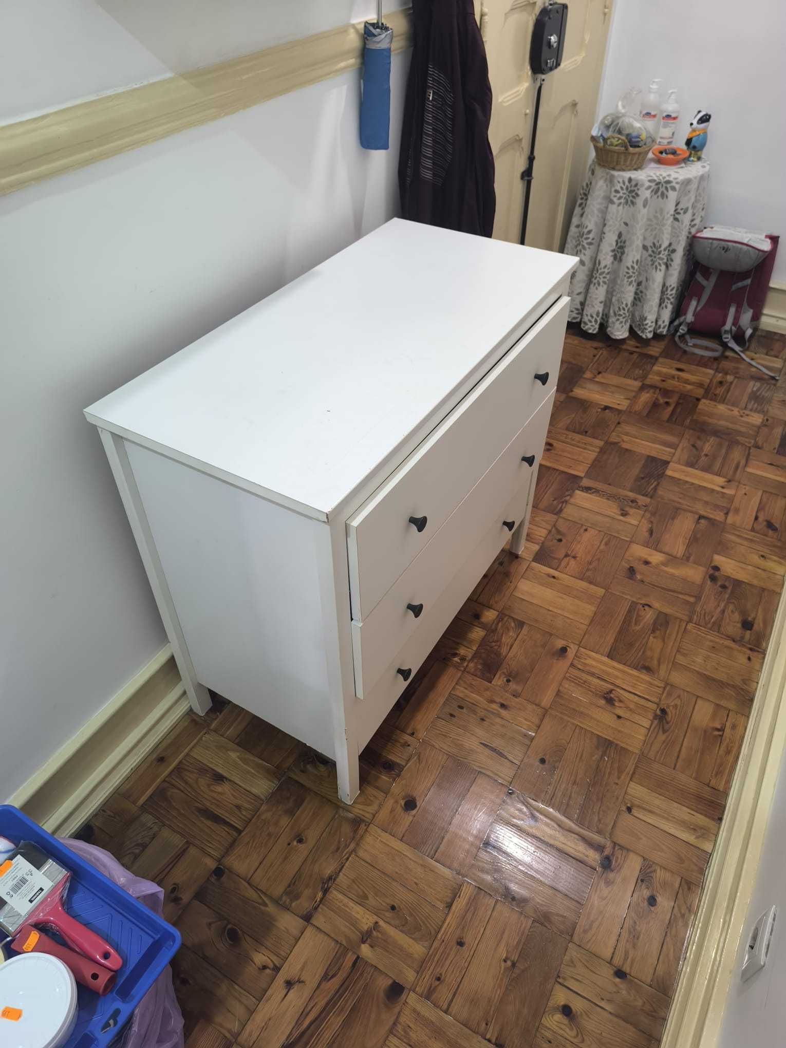 Conjunto de 2 colchões, 2 sommiers, 1 cómoda e 1 armário