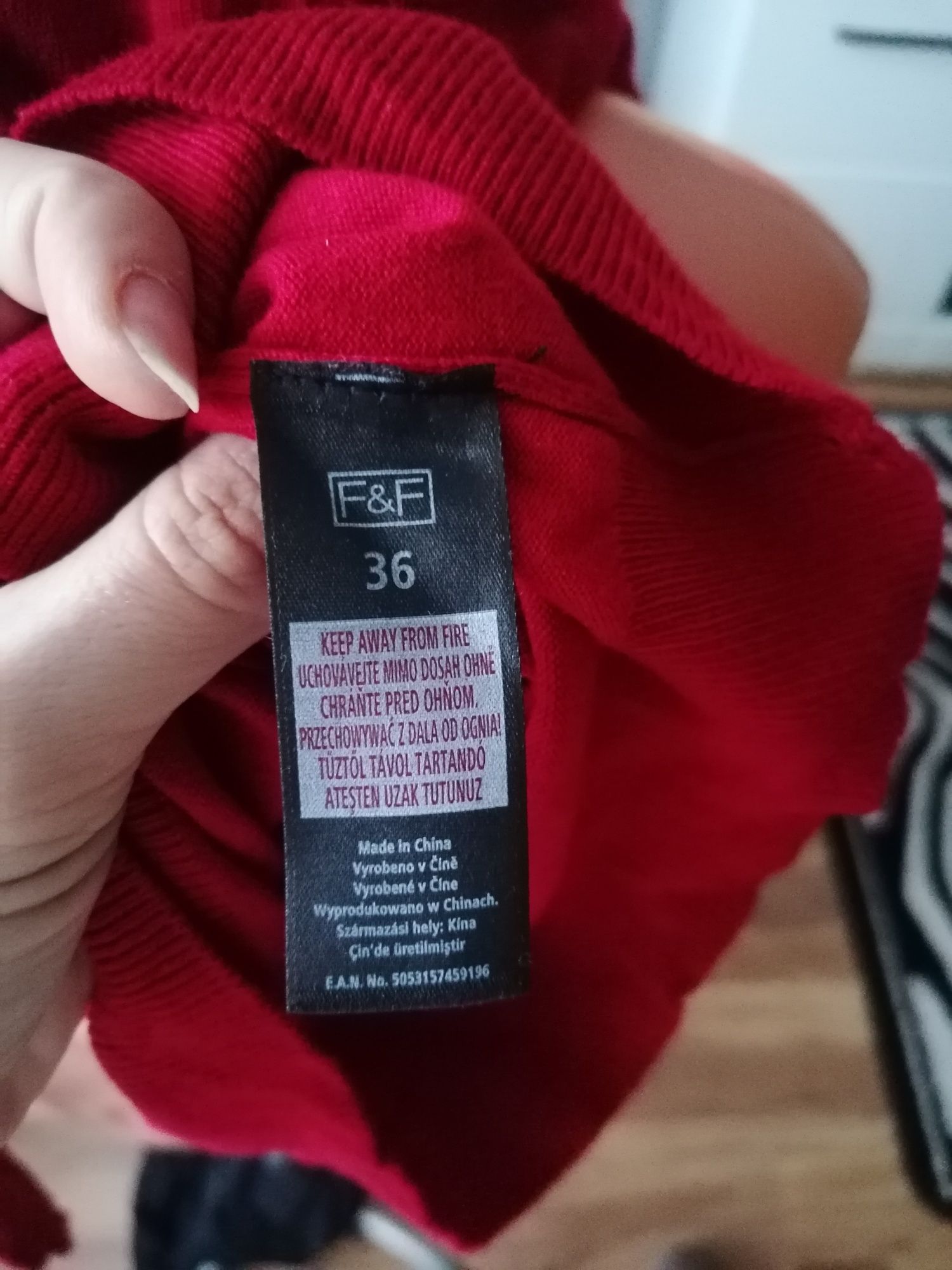 Cienki sweter zapinany na guziki wiskoza czerwień piękna