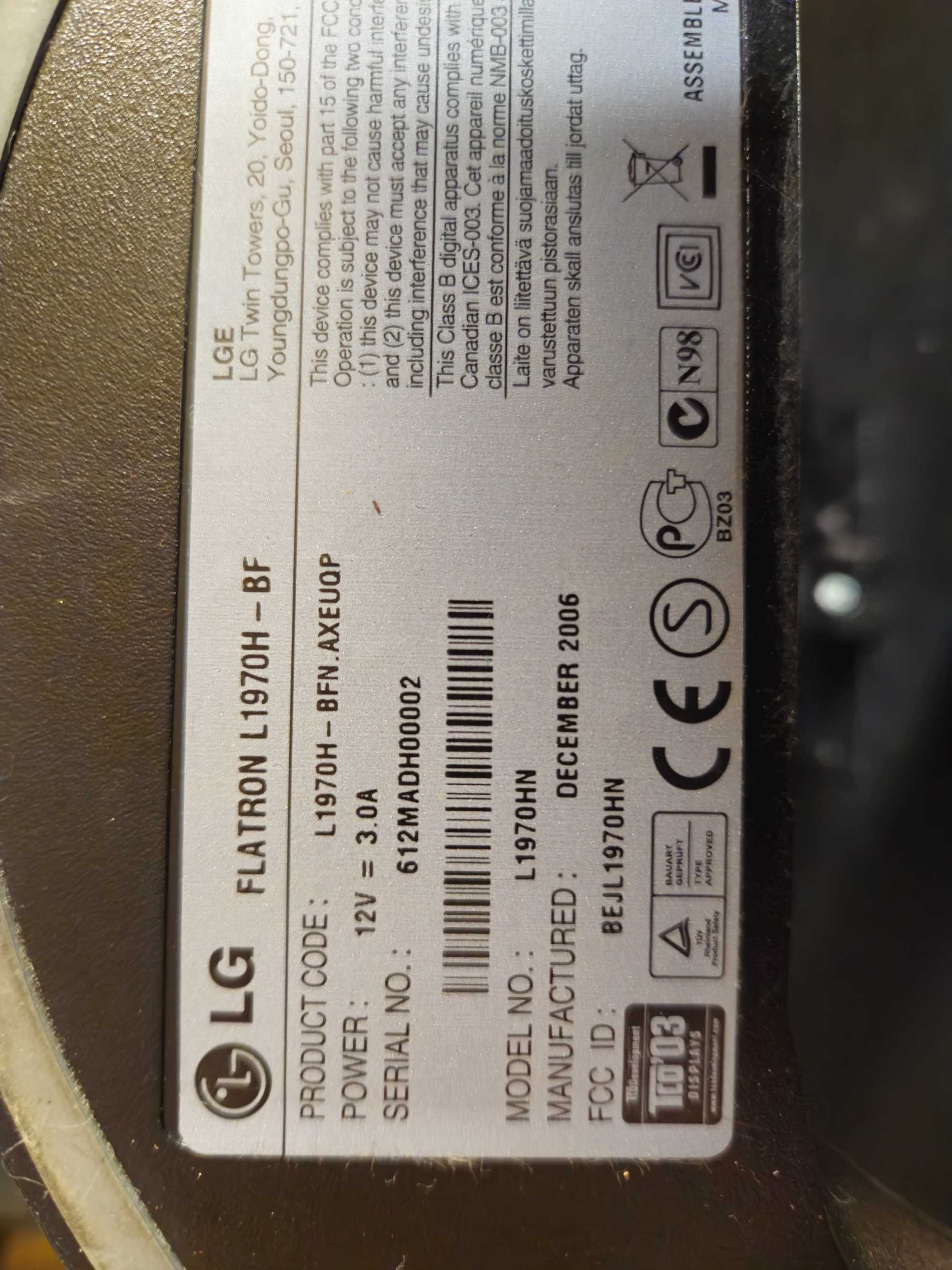 Komputer stacjonarny AMD Phenom X4 955 SSD 120 GB 4GB RAM Monitor LG