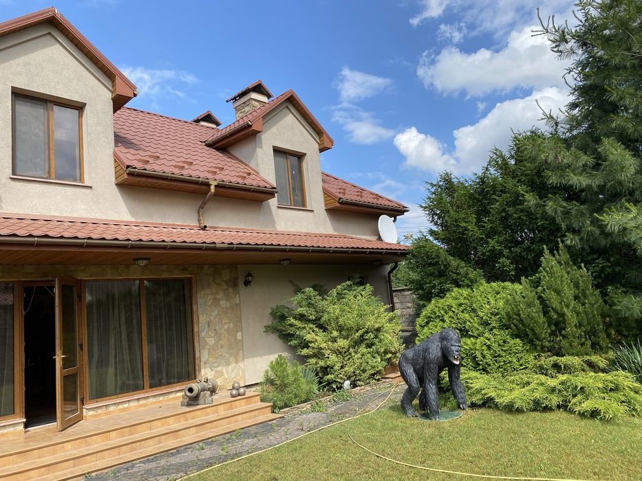 Будинок в районі «Новий двір» 10 соток. Зручна локація.