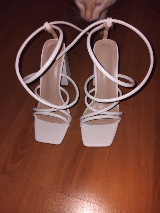 Saltos altos brancos modernos elegantes.