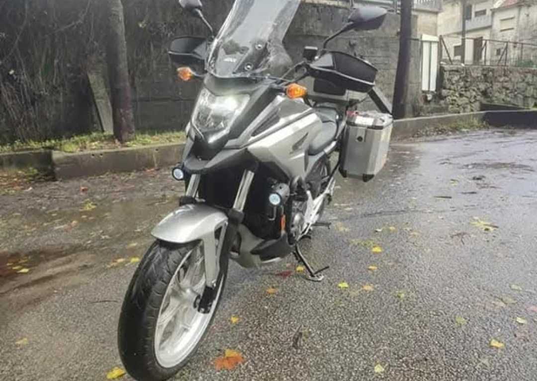 Troco nc750x por carrinha fechada