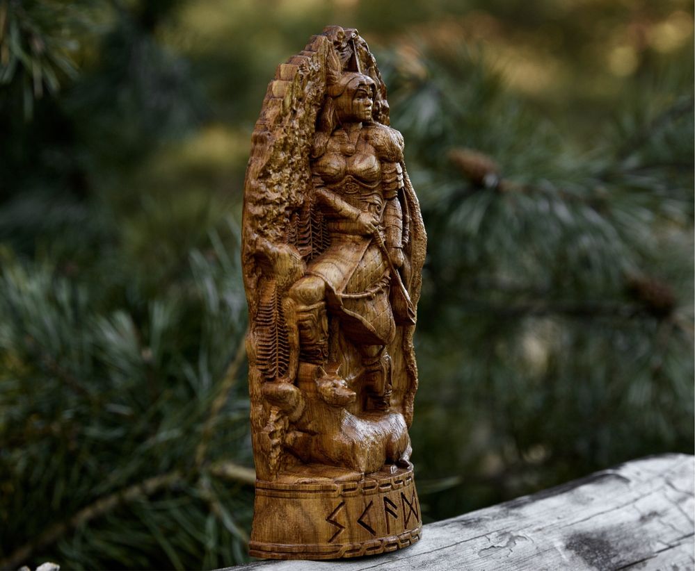 Статуетка з дерева- богиня Скаді .