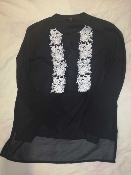 Чёрная блузка с вышивкой