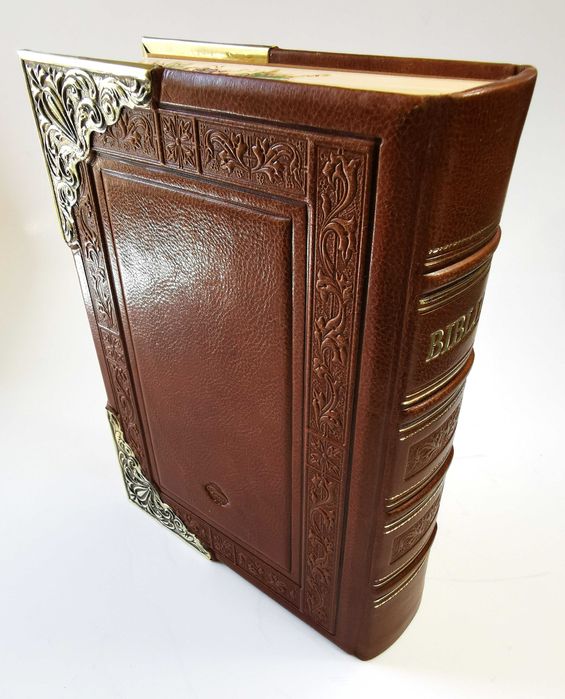 Biblia w oprawie skórzanej, duże bursztyny w srebrze, malowane brzegi.