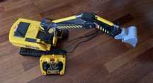 Retroescavadora e pistola com pilhas