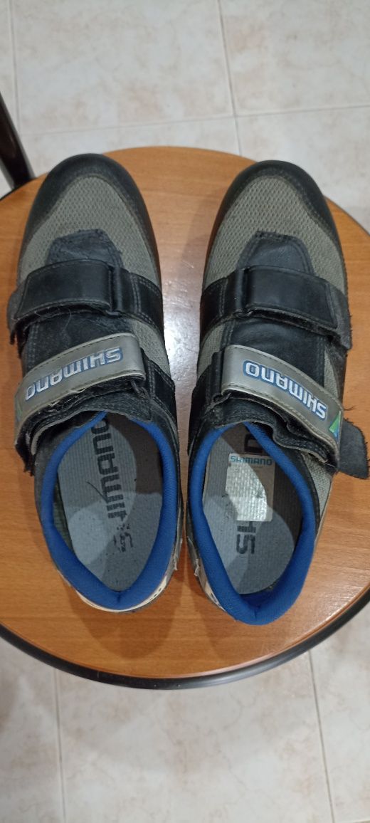 Sapatos de homem e sapatilhas para bicicleta