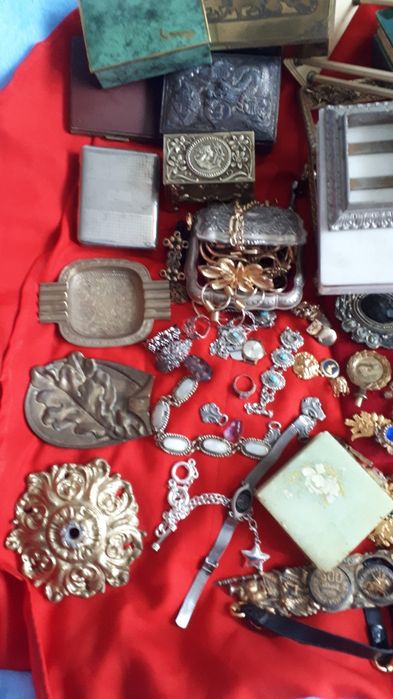 Różne akcesoria 4 szkatuly z marmuru i stare popielniczki