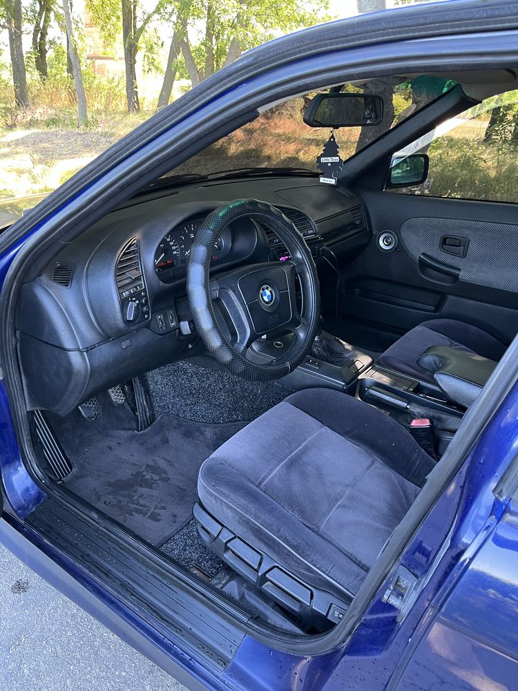 Автомобіль BMW 318i e36