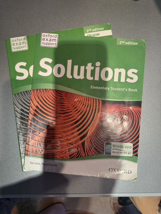 Продам книгу та робочий зошит Solutions.