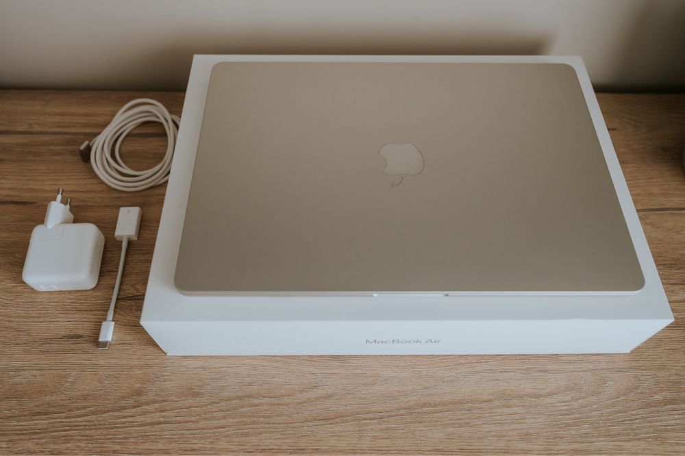Apple MacBook 2024 Air M3/8GB/256/Mac OS Księżycowa poświata 10R GPU