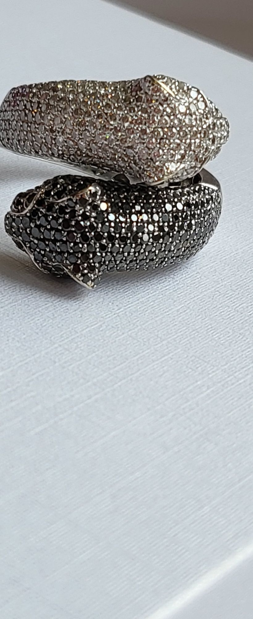 Золотое кольцо с бриллиантами чёрные белые 750проба  большое