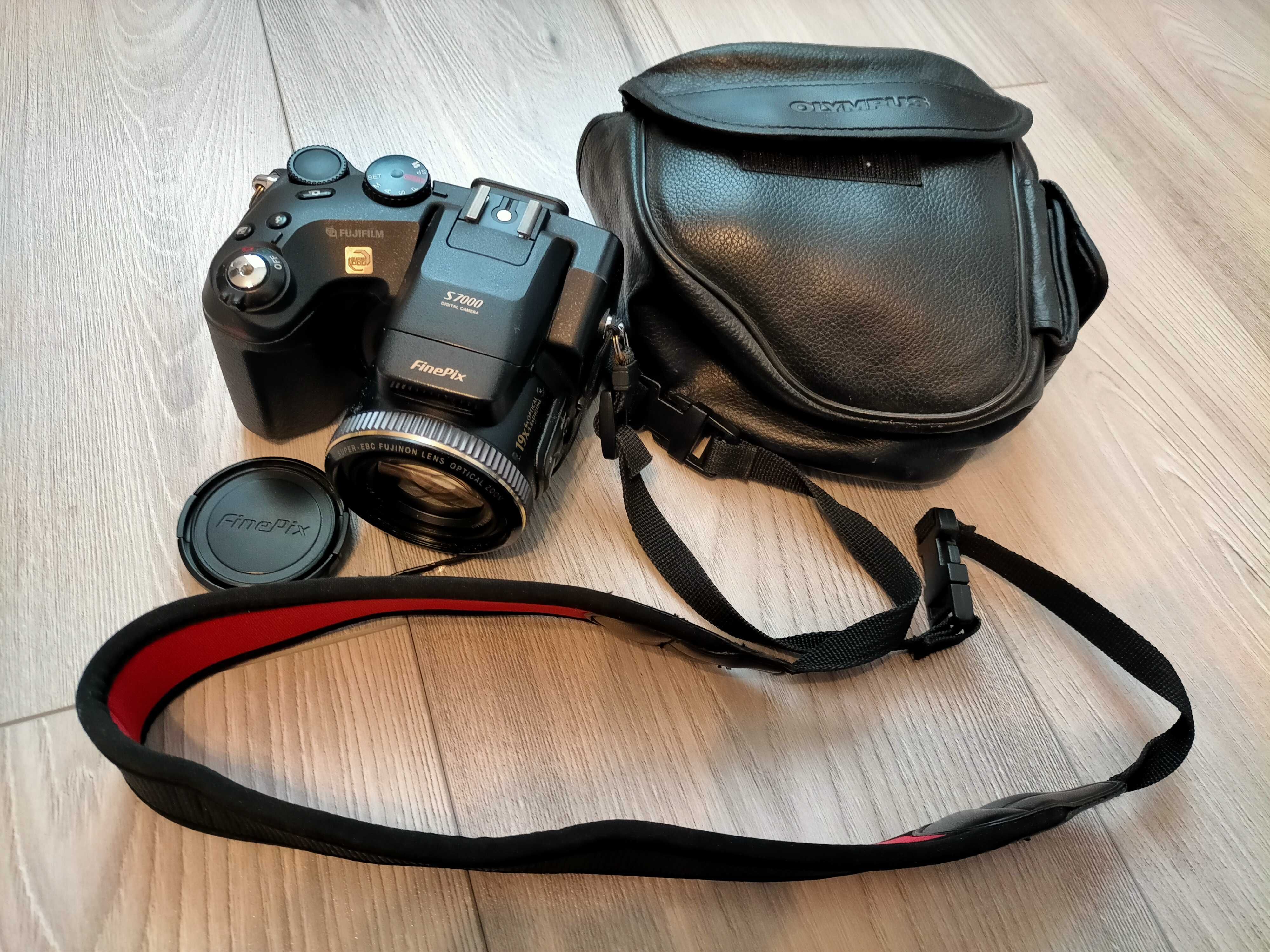 Sprzedam aparat fotograficzny FinePix S7000+ pokrowiec OLYMPUS.