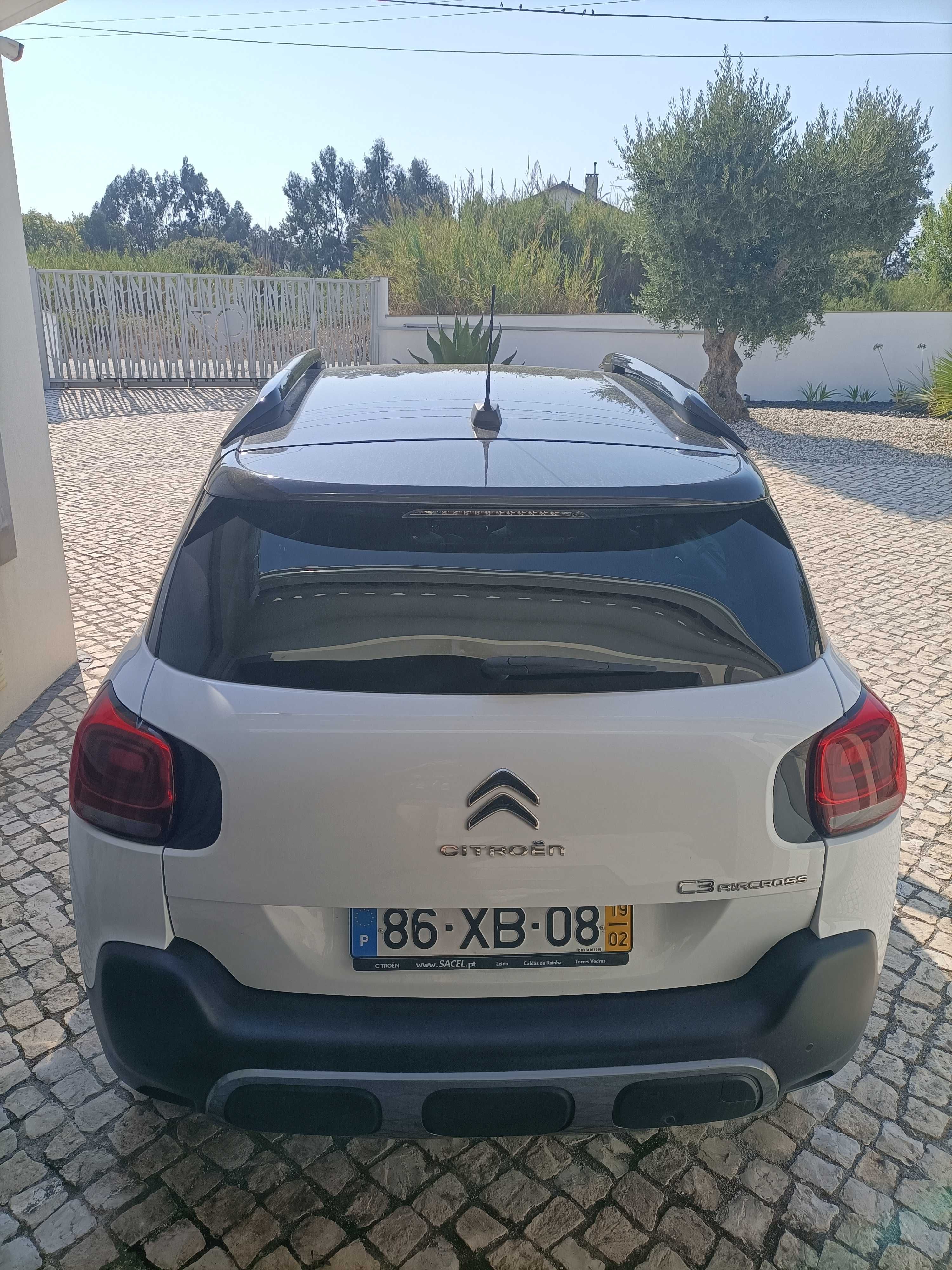 Belo carro branco e preto automático,