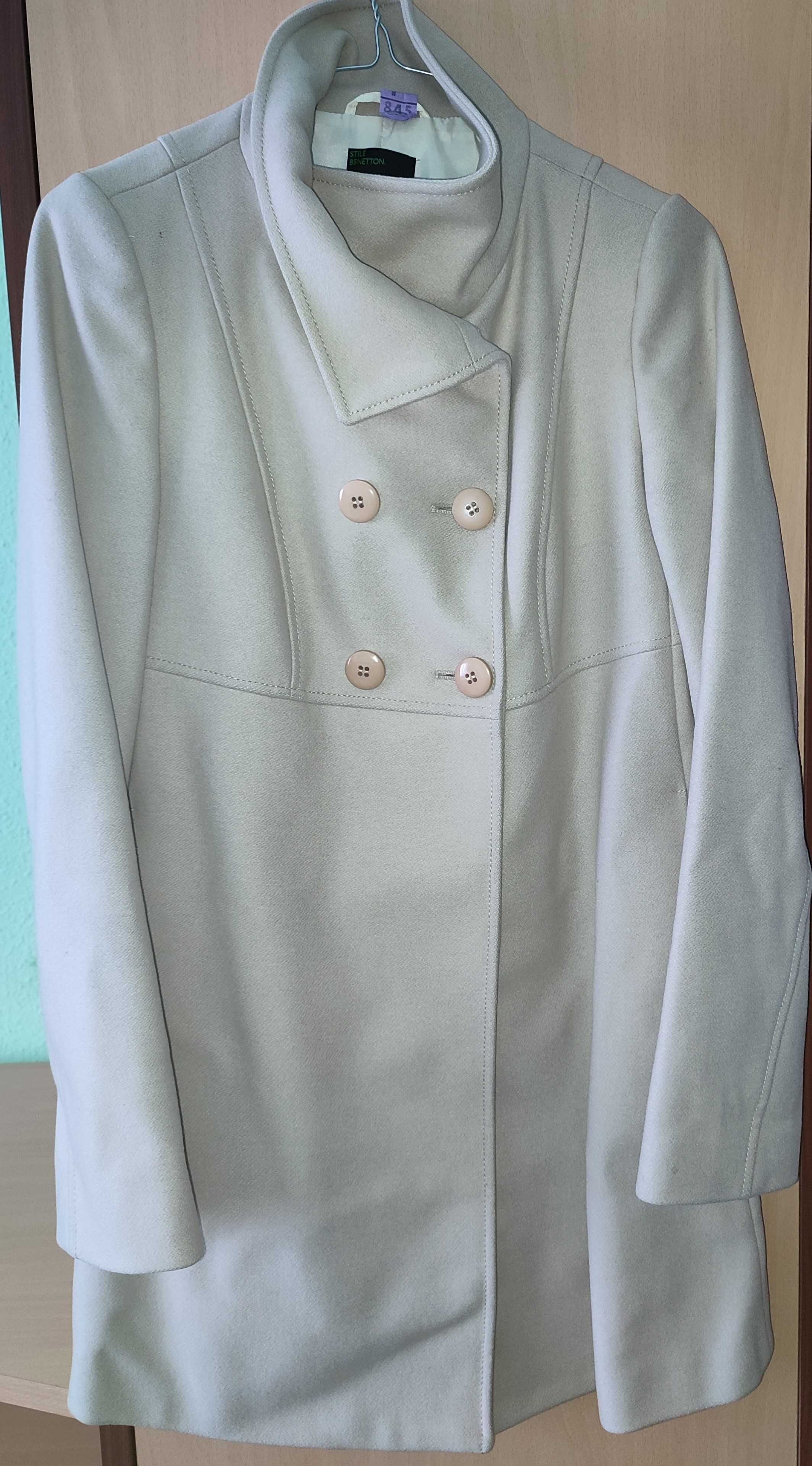 Стильное светлое шерстяное пальто от Stile Benetton для вашей модницы.