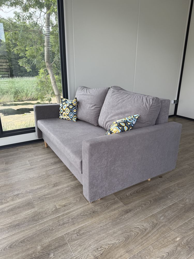 Sofa z funkcją spania jak nowa.