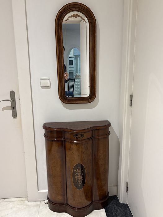Espelho e movel decorativo com uma gabeta e uma porta