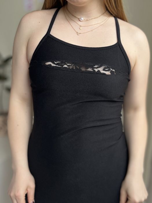 Elastyczna prążkowana mini sukienka z koronką