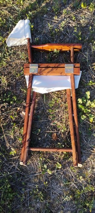 2 cadeiras de realizados de madeira e tecido