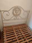 Cama de ferro antiga.
