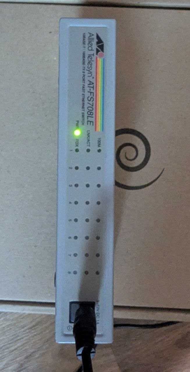 комутатор Alied-Telesyn FS-708LE