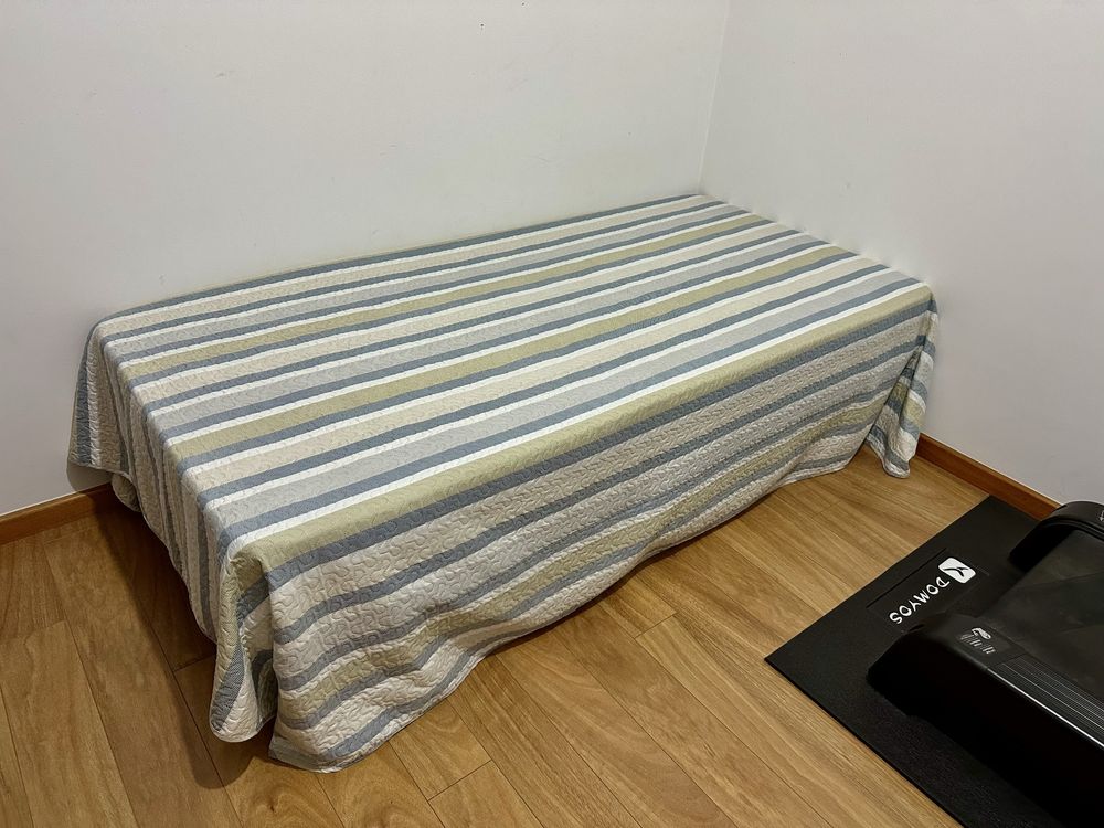 Cama: colchão + estrado = 100€