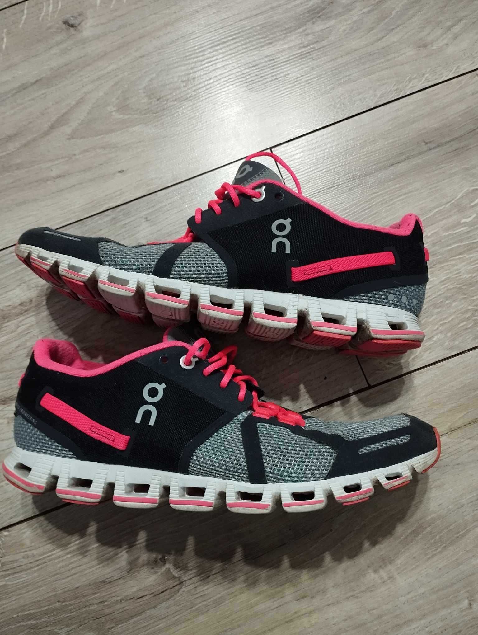 On Cloud Running Swiss Engineering buty do biegania size 40