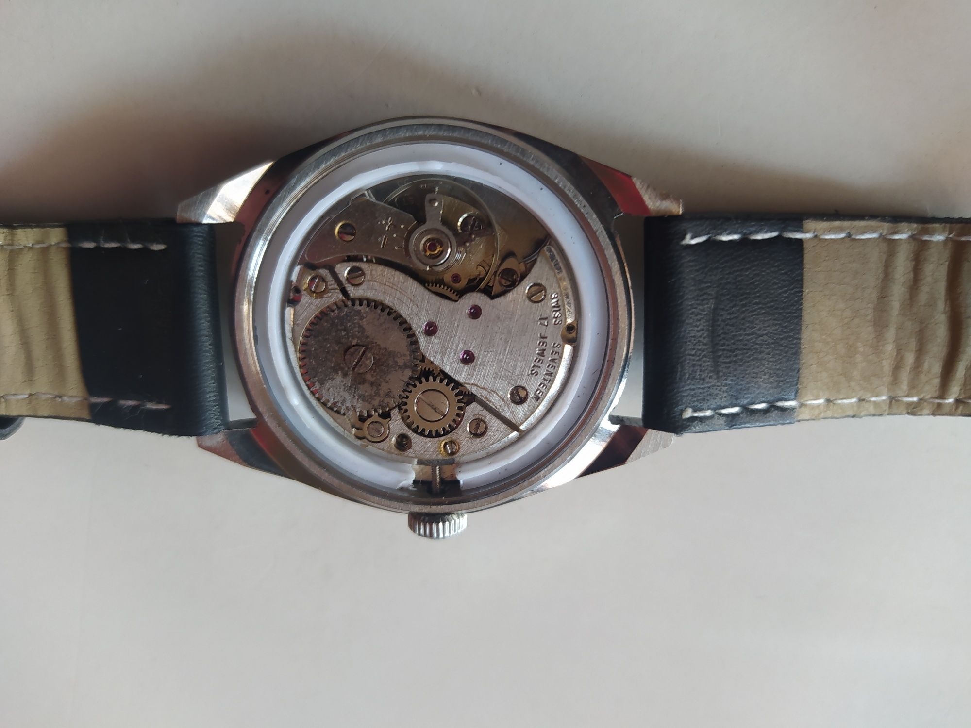 Męski zegarek szwajcarskiej marki Helbros.